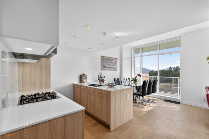 Photo 5 at 312 - 2220 Kingsway, Victoria VE, Vancouver East