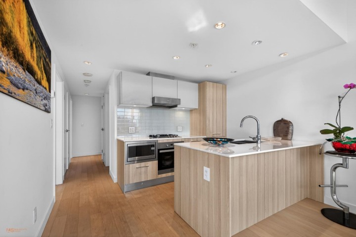 Photo 8 at 312 - 2220 Kingsway, Victoria VE, Vancouver East