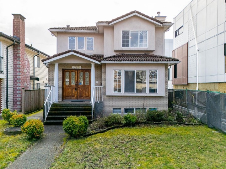 Photo 2 at 726 E 56th Avenue, South Vancouver, Vancouver East