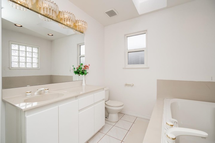 Photo 12 at 726 E 56th Avenue, South Vancouver, Vancouver East