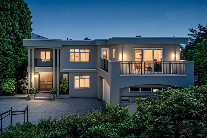Photo 2 at 574 St. Andrews Place, West Vancouver