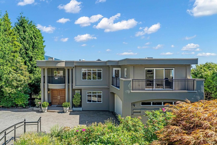Photo 1 at 574 St. Andrews Place, West Vancouver