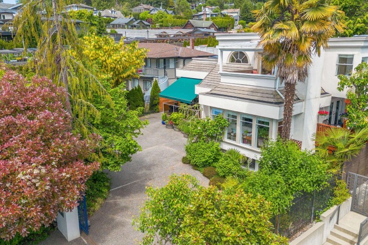 Photo 1 at 2541 Marine Drive, Dundarave, West Vancouver