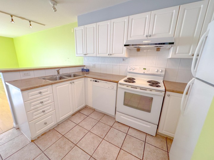 Photo 4 at 311 - 5555 Victoria Drive, Victoria VE, Vancouver East