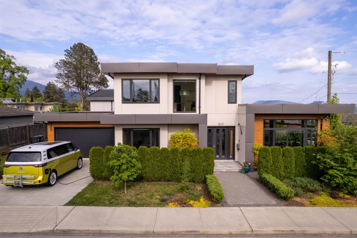 Photo 1 at 900 Hendry Avenue, Boulevard, North Vancouver