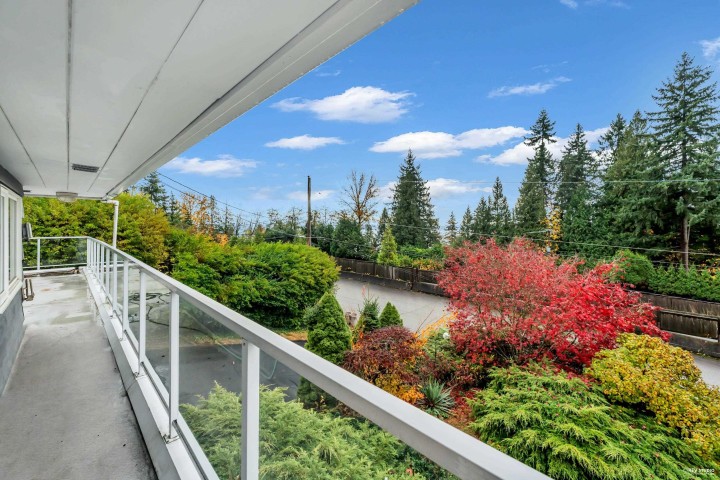 Photo 12 at 2615 Skilift Place, Chelsea Park, West Vancouver