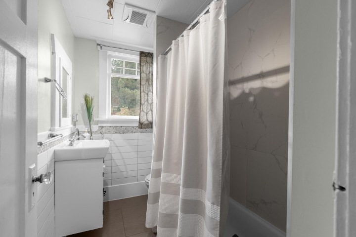 Photo 14 at 3425 W 8th Avenue, Kitsilano, Vancouver West