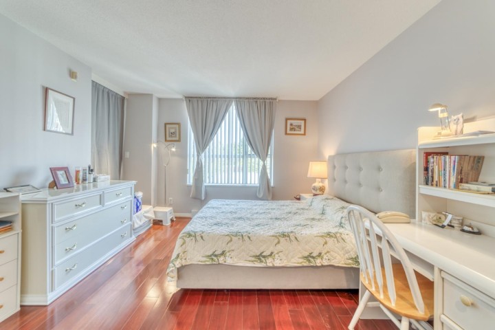Photo 14 at 403 - 688 Fairchild Road, Oakridge VW, Vancouver West