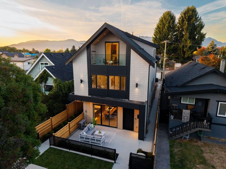 Photo 17 at 1 - 2435 Napier Street, Renfrew VE, Vancouver East