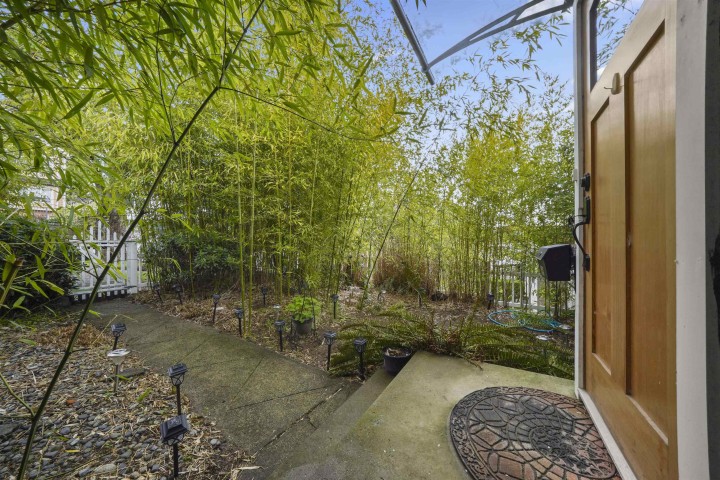 Photo 2 at 2850 E 6th Avenue, Renfrew VE, Vancouver East