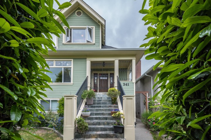 Photo 2 at 341 E 58th Avenue, South Vancouver, Vancouver East