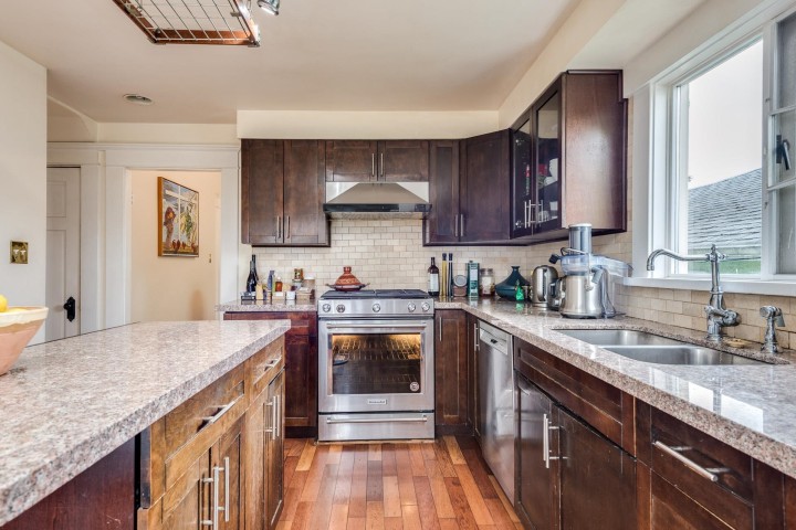 Photo 13 at 341 E 58th Avenue, South Vancouver, Vancouver East