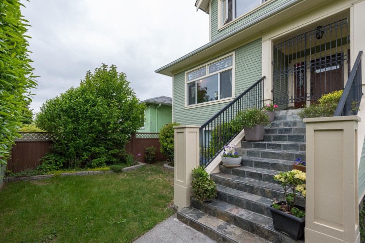 Photo 3 at 341 E 58th Avenue, South Vancouver, Vancouver East