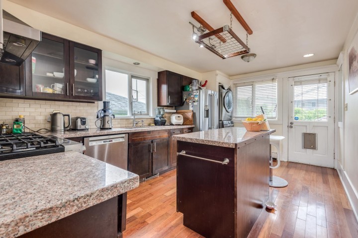 Photo 11 at 341 E 58th Avenue, South Vancouver, Vancouver East