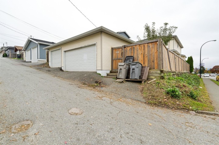 Photo 11 at 3298 E 2nd Avenue, Renfrew VE, Vancouver East