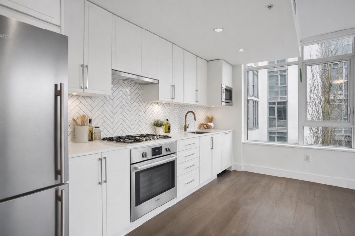 Photo 6 at 302 - 2455 Kingsway, Collingwood VE, Vancouver East