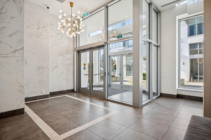 Photo 3 at 302 - 2455 Kingsway, Collingwood VE, Vancouver East