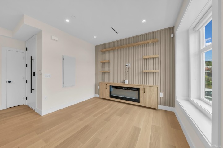 Photo 3 at 1620 E 53rd Avenue, Knight, Vancouver East