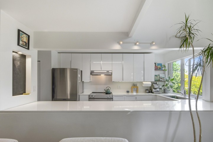 Photo 2 at 201 - 3465 Glen Drive, Fraser VE, Vancouver East