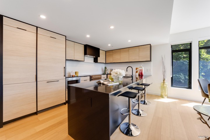 Photo 6 at 302 - 6485 Manitoba Street, Oakridge VW, Vancouver West