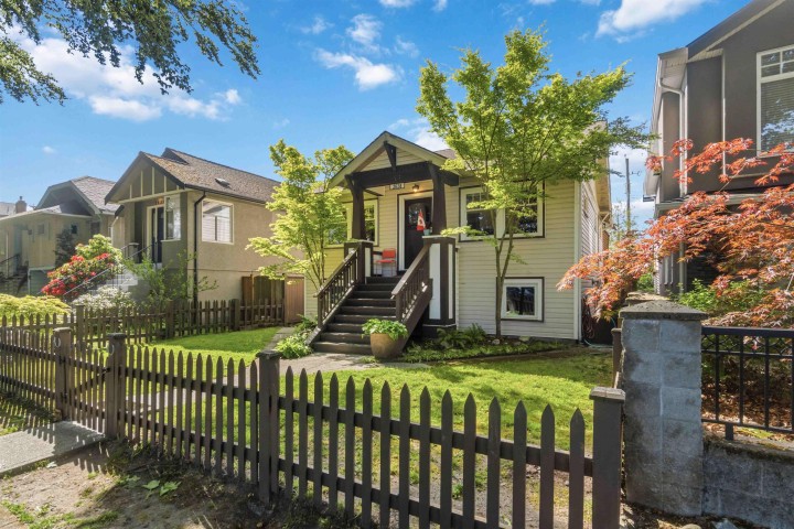 Photo 3 at 2628 William Street, Renfrew VE, Vancouver East