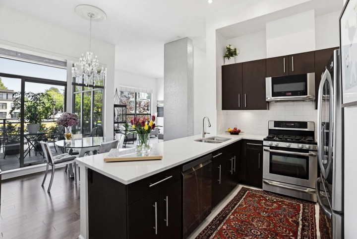 Photo 1 at 304 - 2108 W 12th Avenue, Kitsilano, Vancouver West