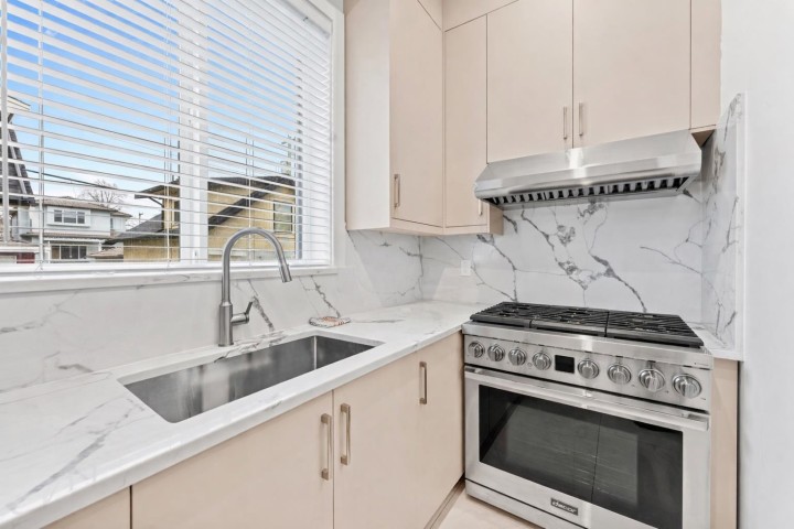 Photo 12 at 2719 E 46th Avenue, Killarney VE, Vancouver East