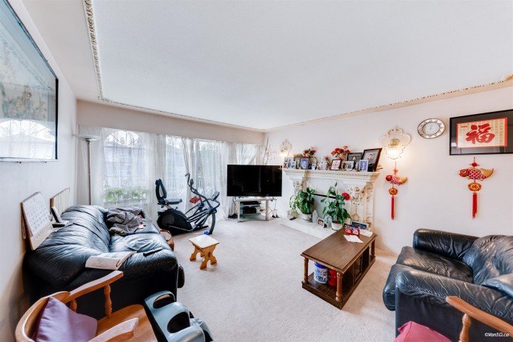 Photo 2 at 2945 E Graveley Street, Renfrew VE, Vancouver East