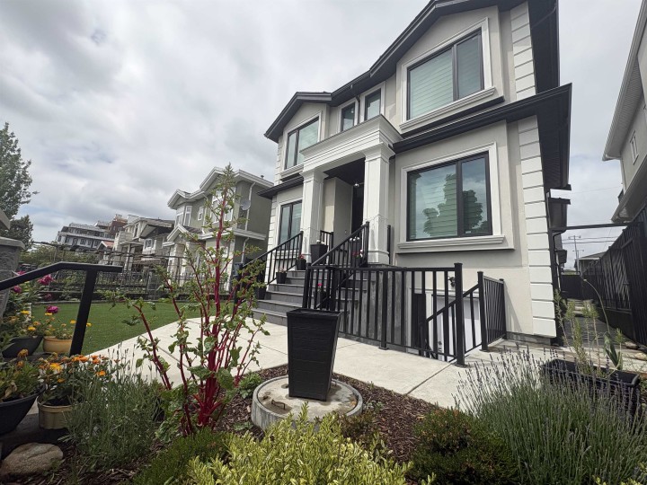 Photo 3 at 759 E 57th Avenue, South Vancouver, Vancouver East