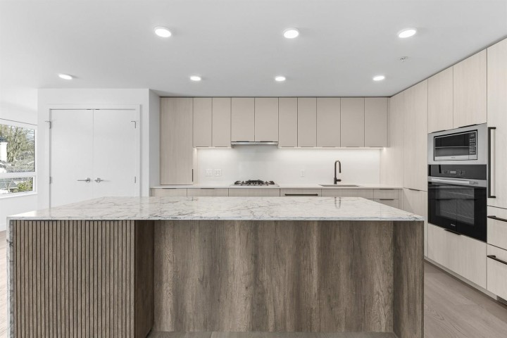 Photo 7 at 301 - 3590 W 39th Avenue, Dunbar, Vancouver West