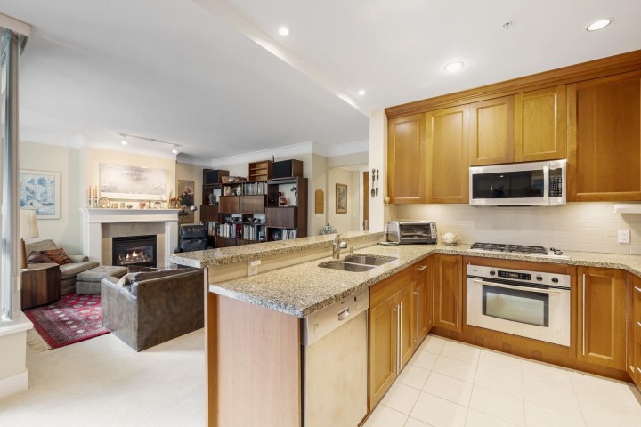 Photo 1 at 304 - 4685 Valley Drive, Quilchena, Vancouver West