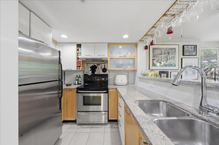 Photo 13 at 310 - 2137 W 10th Avenue, Kitsilano, Vancouver West