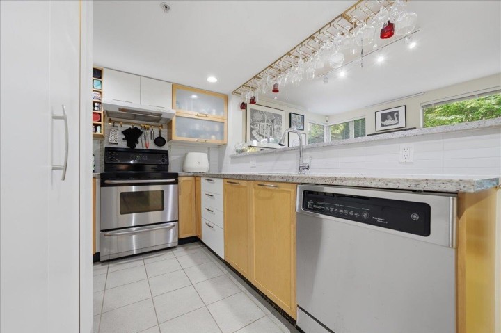 Photo 12 at 310 - 2137 W 10th Avenue, Kitsilano, Vancouver West