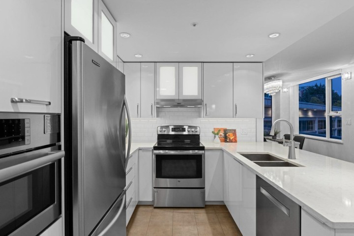 Photo 11 at 307 - 1009 Expo Boulevard, Yaletown, Vancouver West