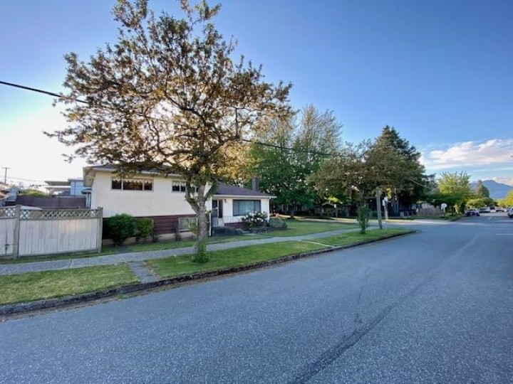 Photo 3 at 3925 Penticton Street, Renfrew Heights, Vancouver East
