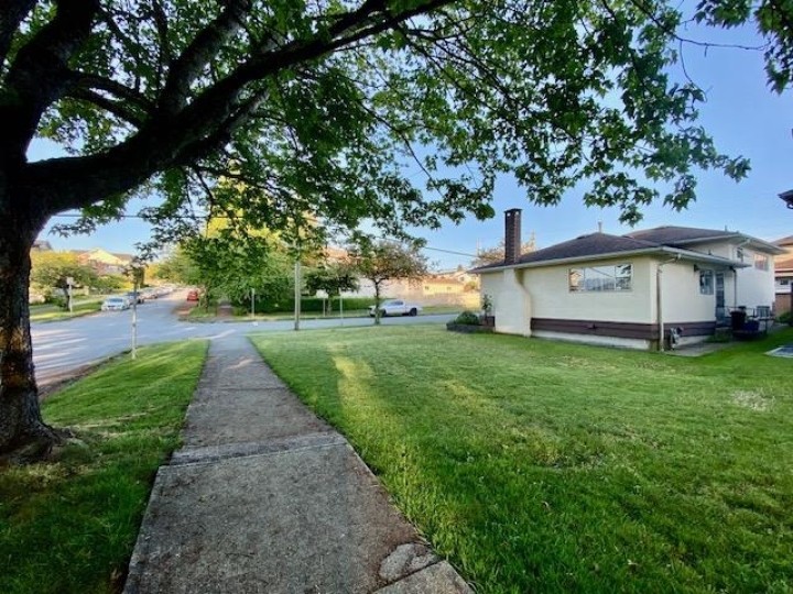 Photo 4 at 3925 Penticton Street, Renfrew Heights, Vancouver East