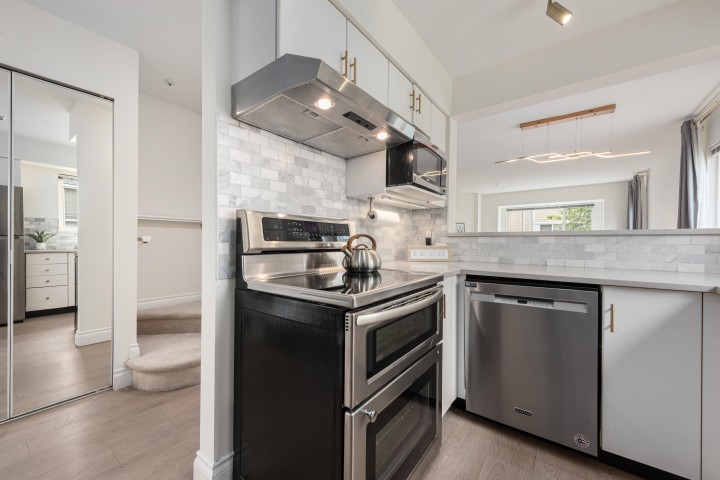 Photo 17 at 8431 Jellicoe Street, South Marine, Vancouver East