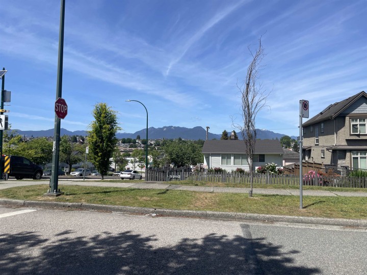Photo 6 at 3305 Worthington Drive, Renfrew Heights, Vancouver East