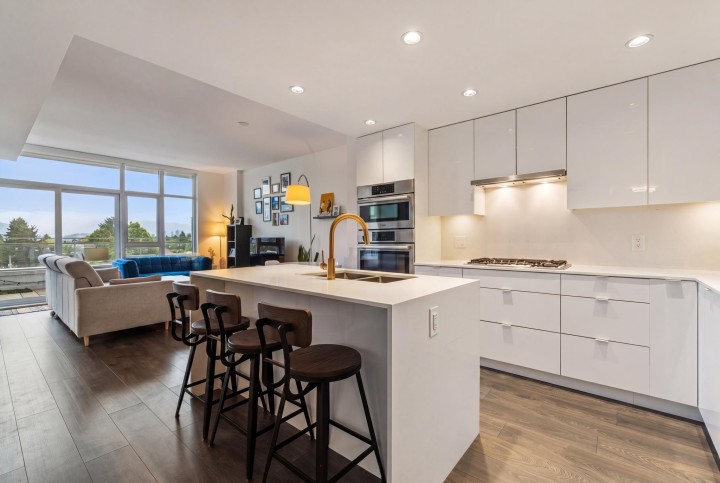 Photo 3 at 608 - 2435 Kingsway, Collingwood VE, Vancouver East