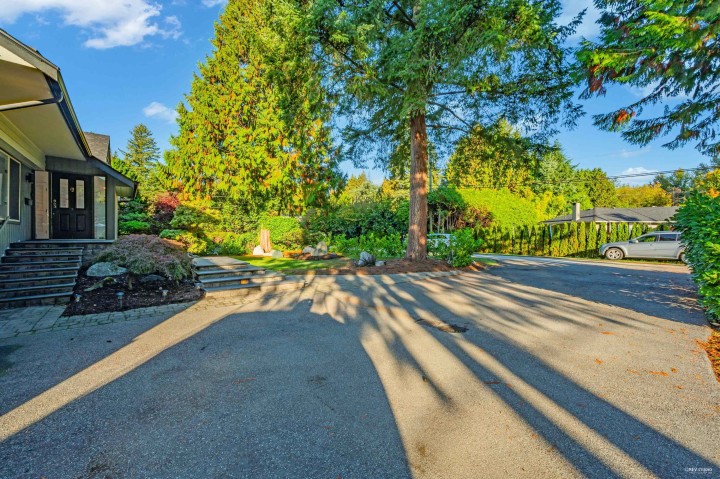 Photo 2 at 310 Macbeth Crescent, Cedardale, West Vancouver