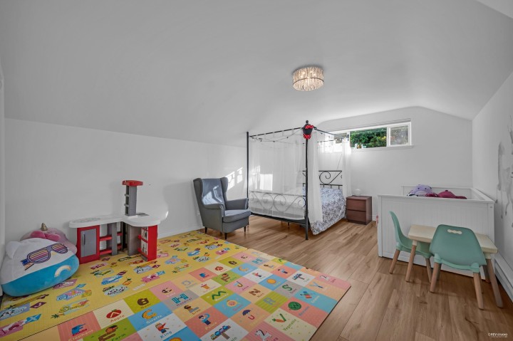 Photo 16 at 310 Macbeth Crescent, Cedardale, West Vancouver