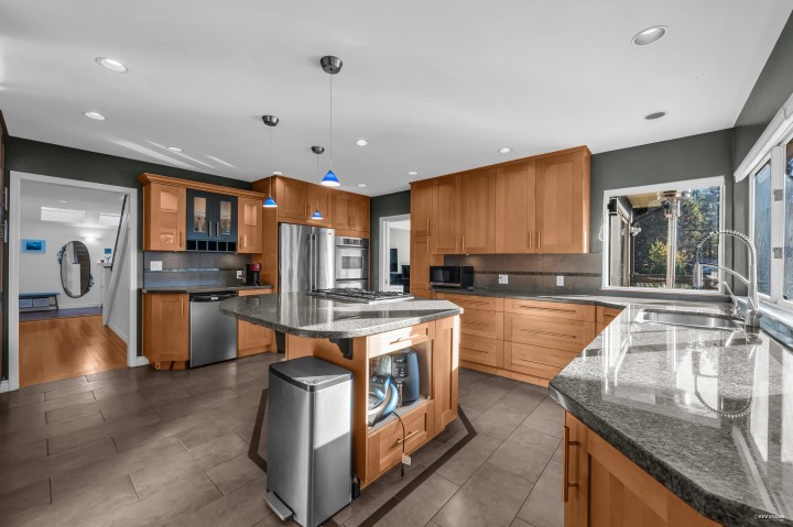 Photo 7 at 310 Macbeth Crescent, Cedardale, West Vancouver