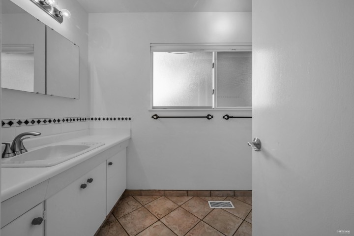 Photo 14 at 310 Macbeth Crescent, Cedardale, West Vancouver