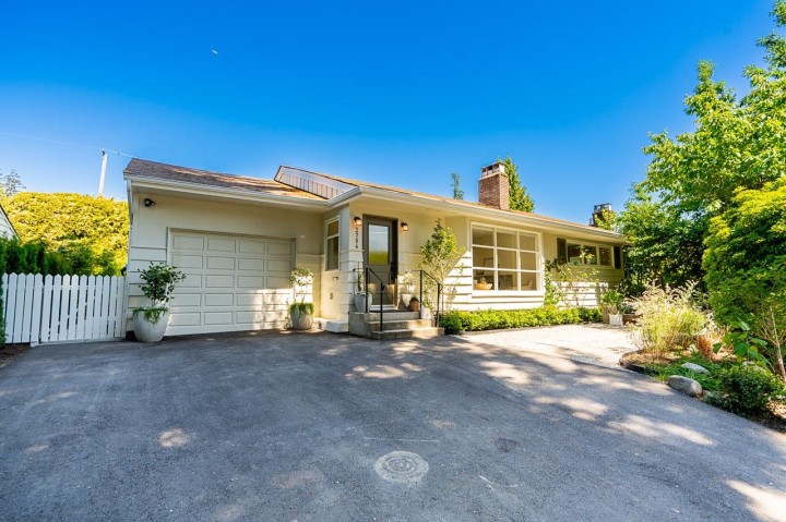 Photo 1 at 2784 Crescentview Drive, Edgemont, North Vancouver