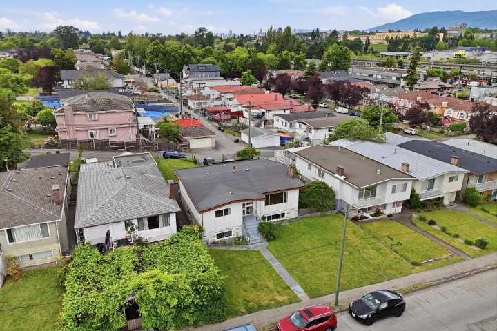 Photo 2 at 3063 Renfrew Street, Renfrew Heights, Vancouver East