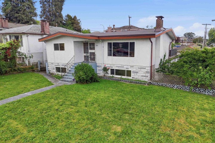 Photo 3 at 3063 Renfrew Street, Renfrew Heights, Vancouver East