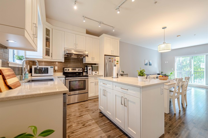 Photo 13 at 205 - 2263 Triumph Street, Hastings, Vancouver East