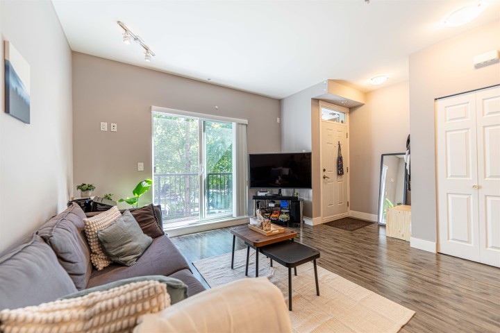 Photo 3 at 205 - 2263 Triumph Street, Hastings, Vancouver East
