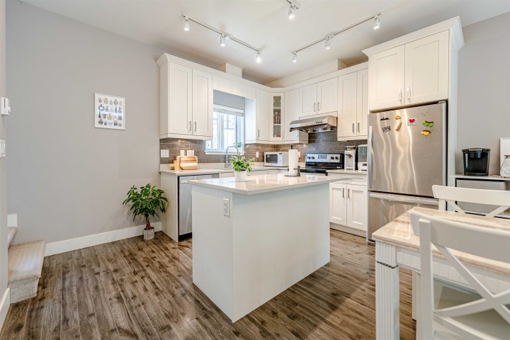 Photo 11 at 205 - 2263 Triumph Street, Hastings, Vancouver East