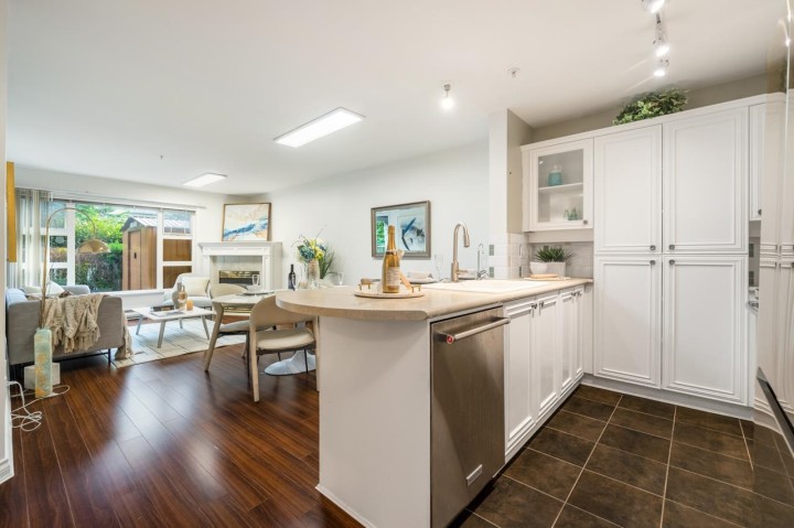 Photo 3 at 105 - 988 W 54th Avenue, South Cambie, Vancouver West
